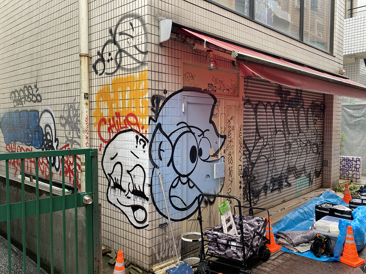 壁面 シャッターの落書き消去 渋谷区落書き対策プロジェクト